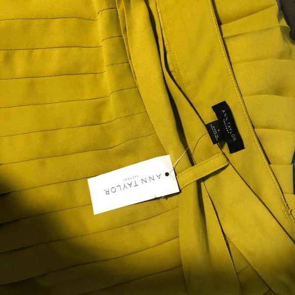 Ann Taylor New yellow skirt with ruffles - Picture 2 of 2